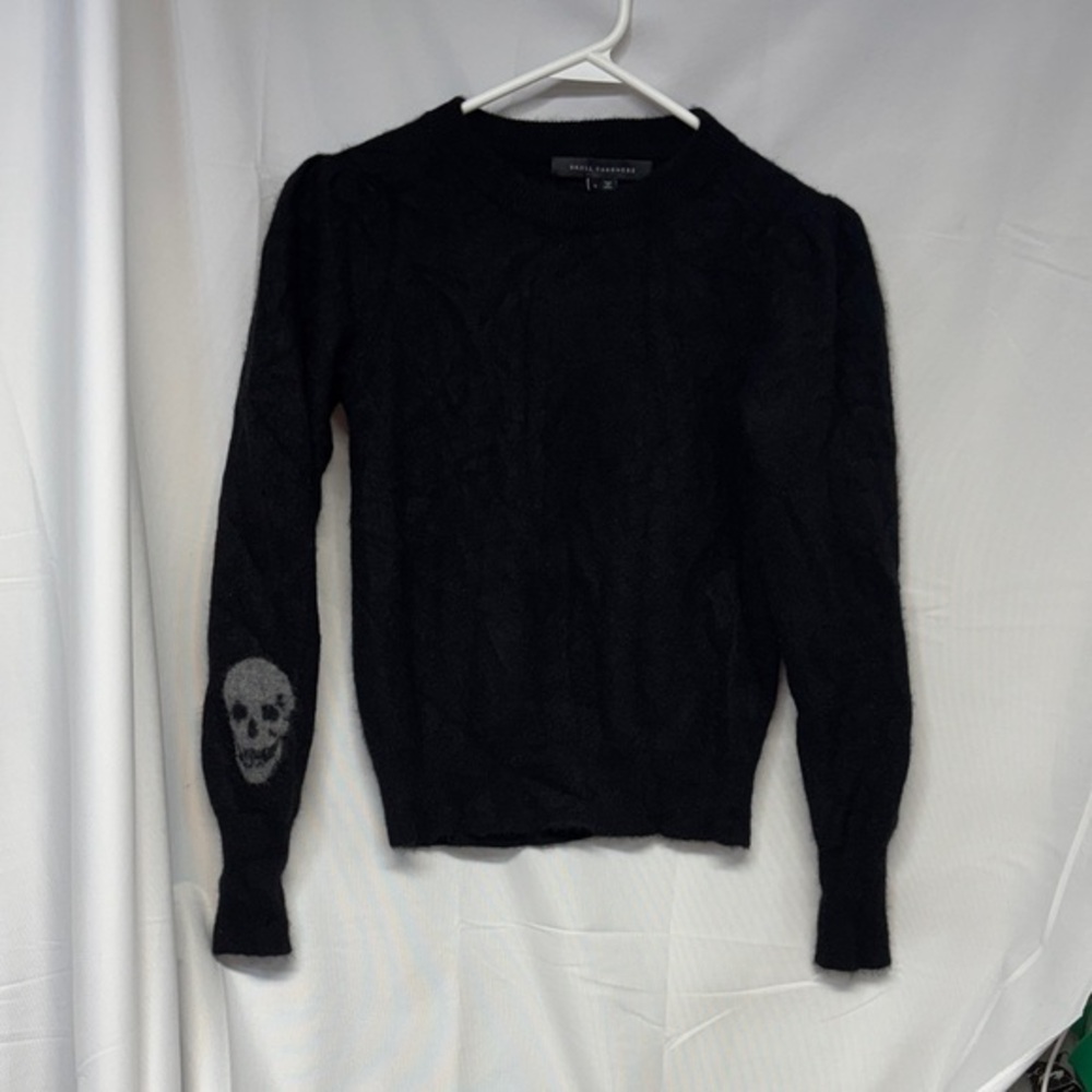 Skull 100 % Cashmere long sleeve black skull Sweater small